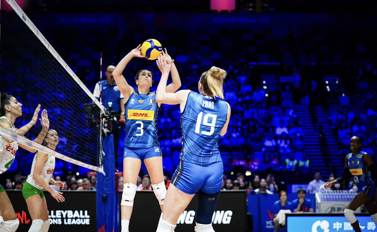 开云体育官网 莱万多夫斯基意外战胜美国队，战术调整引爆全场！比赛高潮迭起